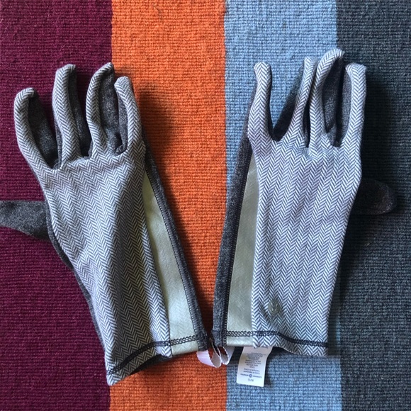 lululemon athletica Accessories - Lululemon Running Gloves Size Medium EUC